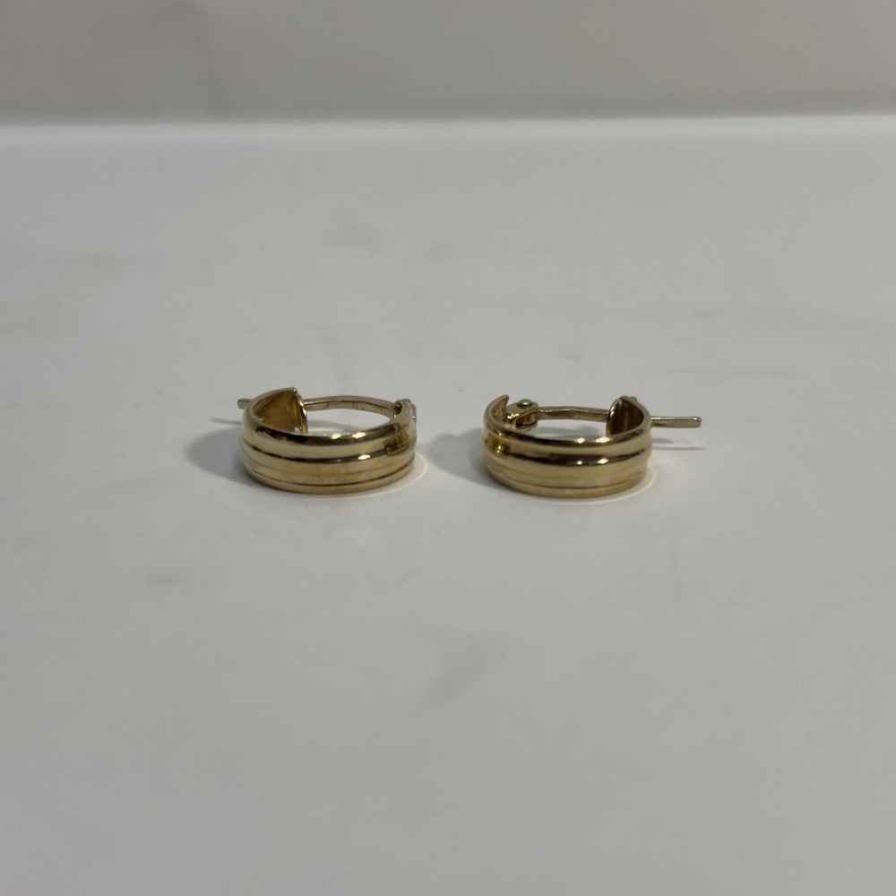10K Yellow Gold Small Hoop Earrings 1.27g Ribbed Hinged Snap Closure Vintage